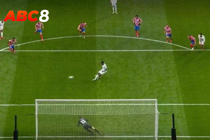 Vinicius thực hiện quả phạt đền không thành công, bỏ lỡ cơ hội quân bình tỉ số 1-1 cho Real Madrid. Vinicius thực hiện quả phạt đền không thành công, bỏ lỡ cơ hội quân bình tỉ số 1-1 cho Real Madrid.